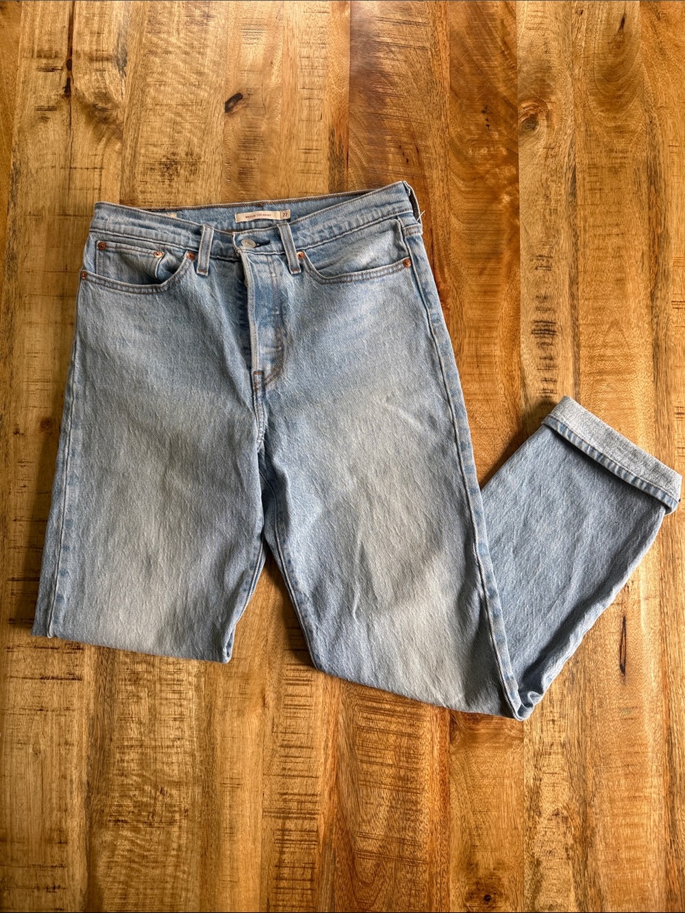 Levi’s Wedgie Straight leg faded light wash jeans women’s 27